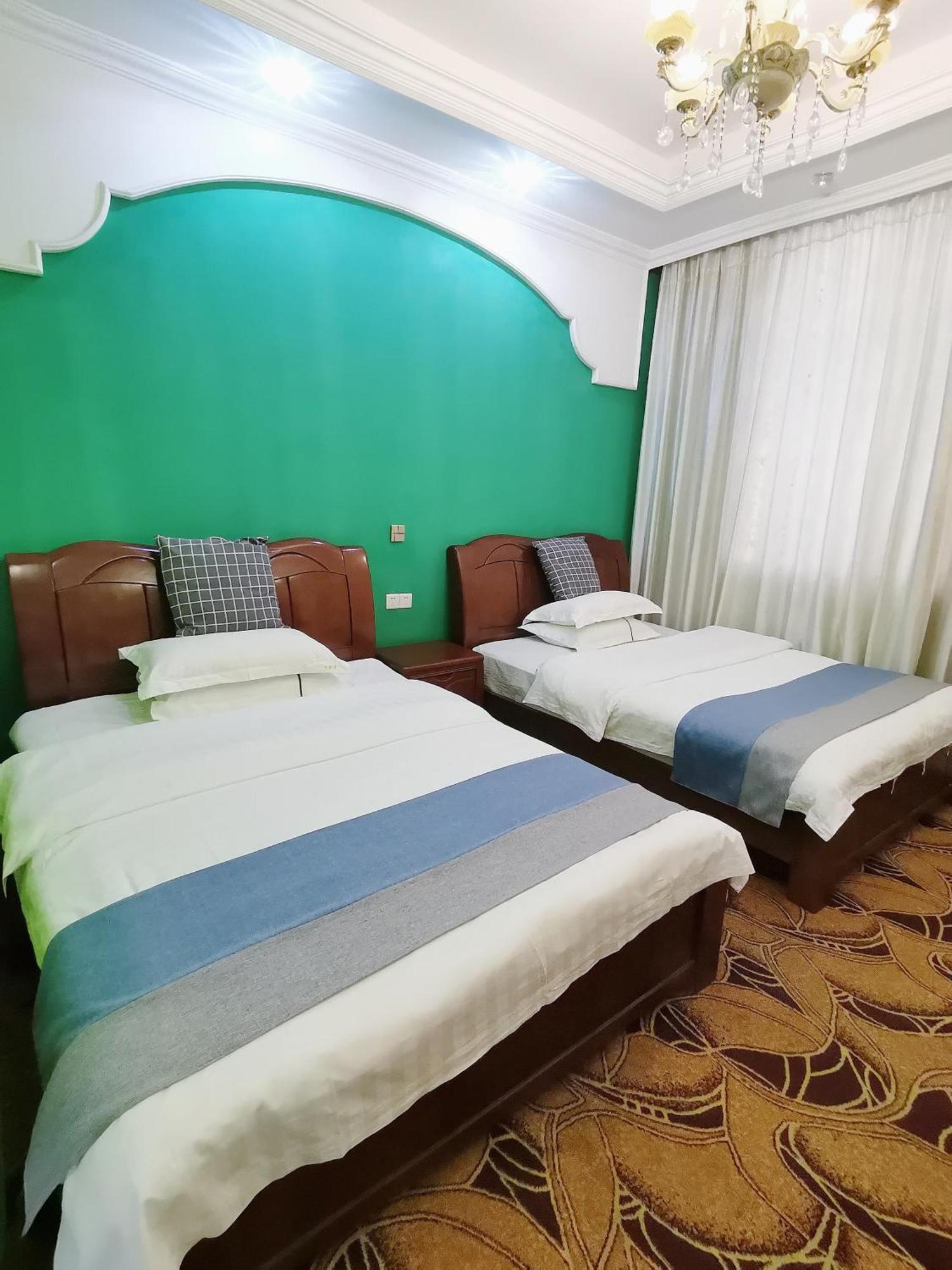 Emeishan Moon Bay Hotel Exterior photo