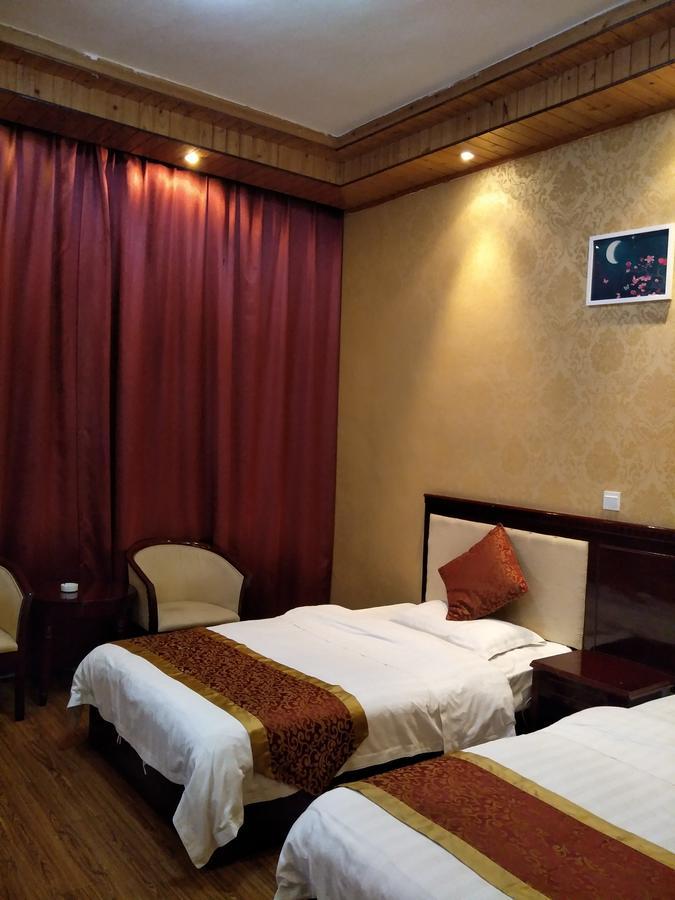 Emeishan Moon Bay Hotel Exterior photo